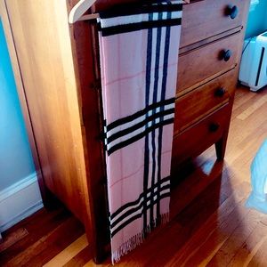 Burberry 100% Cashmere scarf in Pink